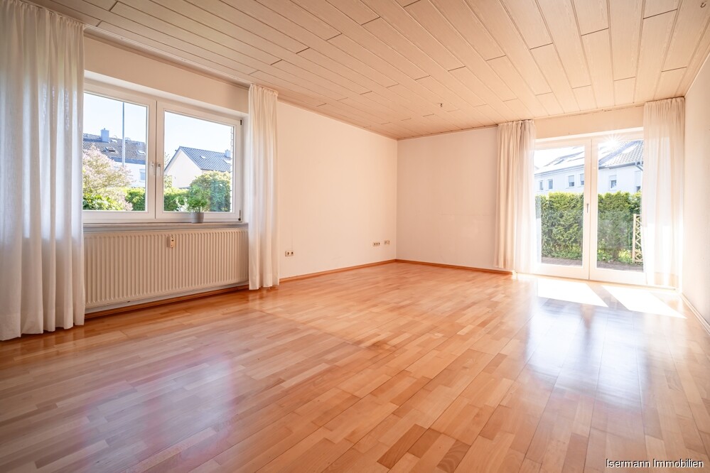 Der Wohn-/Essbereich bietet einen schönen Blick in den Garten.