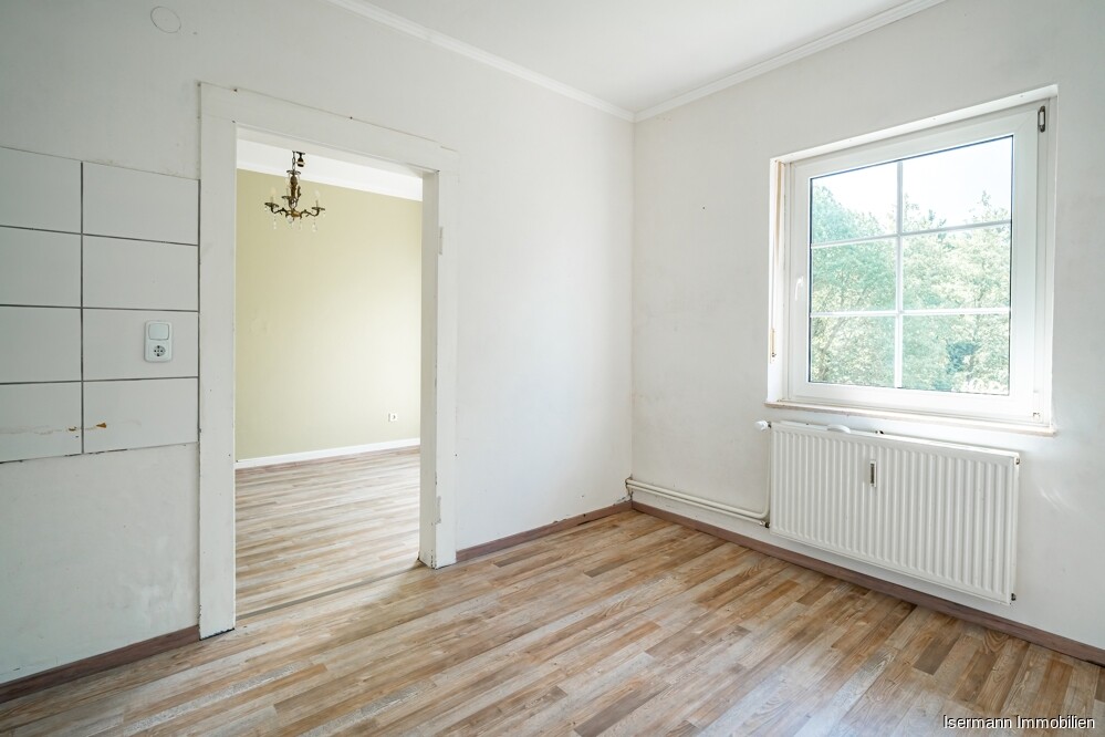 Die Küche liegt direkt neben dem Esszimmer.