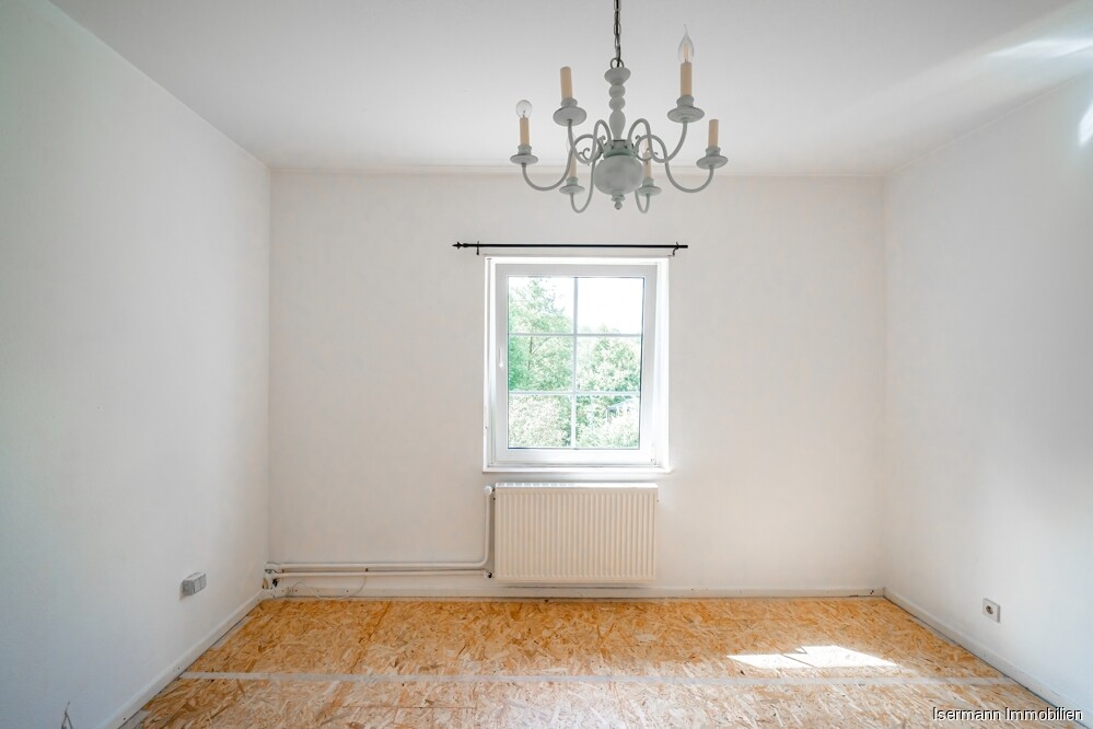 Das Sprossenfenster im Schlafzimmer wurde bereits ausgetauscht. 