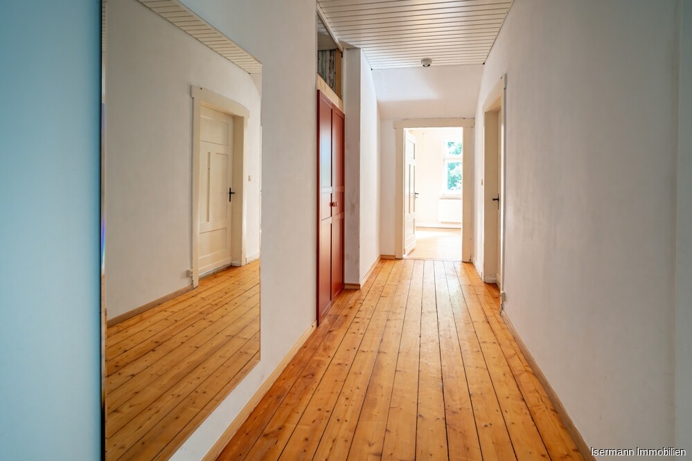 In der Einliegerwohnung im OG sorgen Holzdielen in allen Räumen für besonderen Charme.