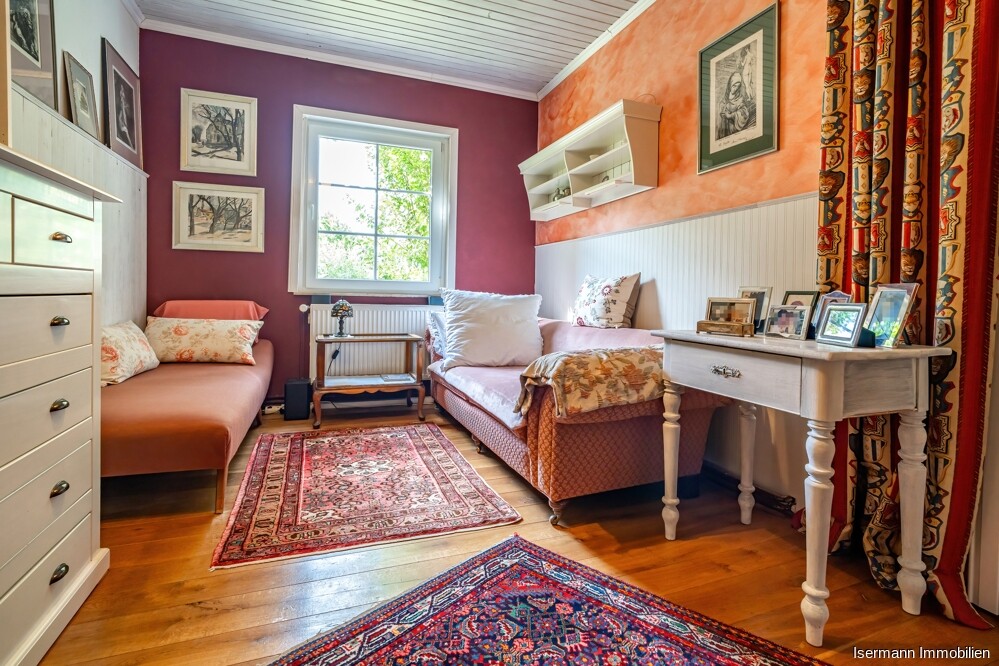 Das lauschige Wohnzimmer könnte ggf. mit weiteren Räumen zusammengelegt werden.