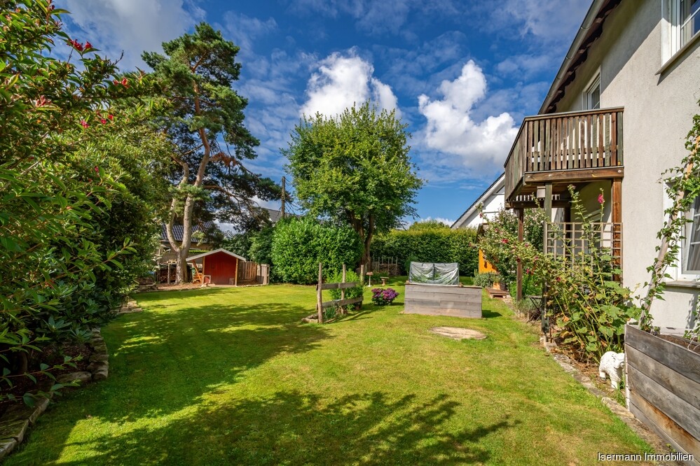 Im hinteren Teil des Gartens befindet sich ein kleines Gartenhaus mit weiterer Sitzecke.