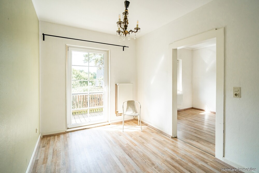 Das Esszimmer hat Zutritt zum Balkon. 