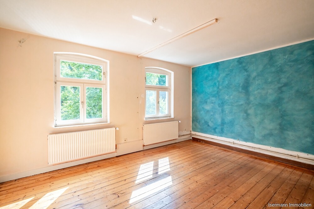 Das Wohnzimmer wird von zwei Fenstern sehr schön belichtet.