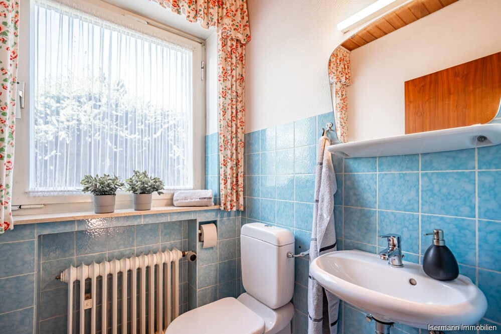 Das WC befindet sich in einem separatem Raum direkt neben dem Bad.