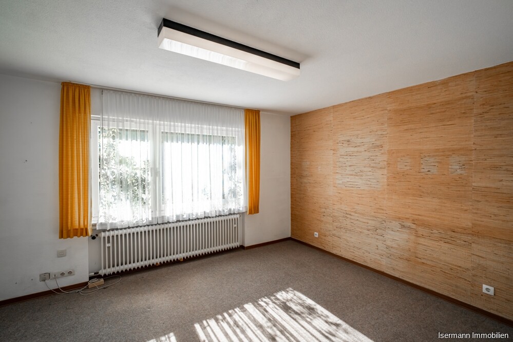 ... sowie ein weiteres wohnlich ausgebautes Zimmer.