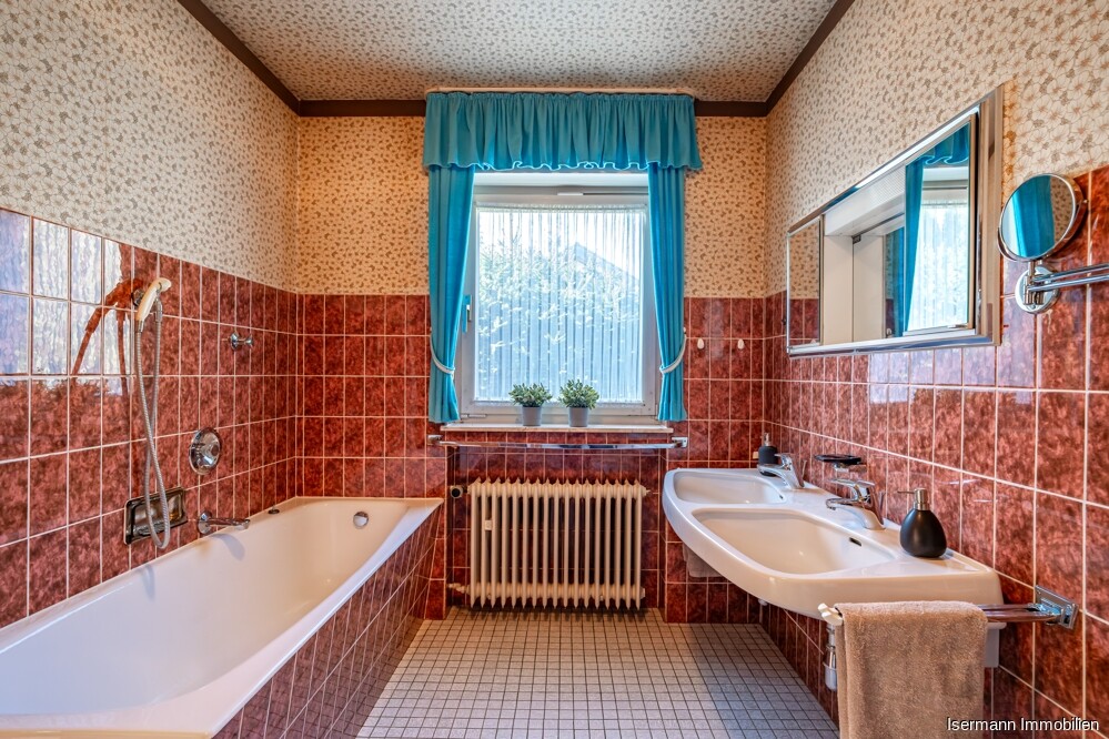 Das Familienbad liegt praktischerweise zwischen den Schlafzimmern.