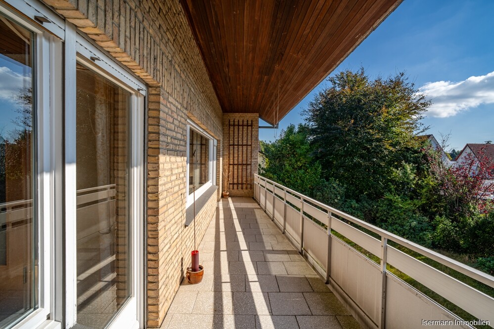 Die Fläche ist von der Diele und vom Wohnzimmer begehbar.