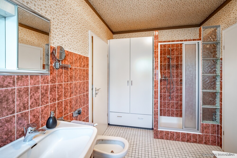 Der Raum ist mit einer Wanne, einer Dusche und einem Bidet ausgestattet.