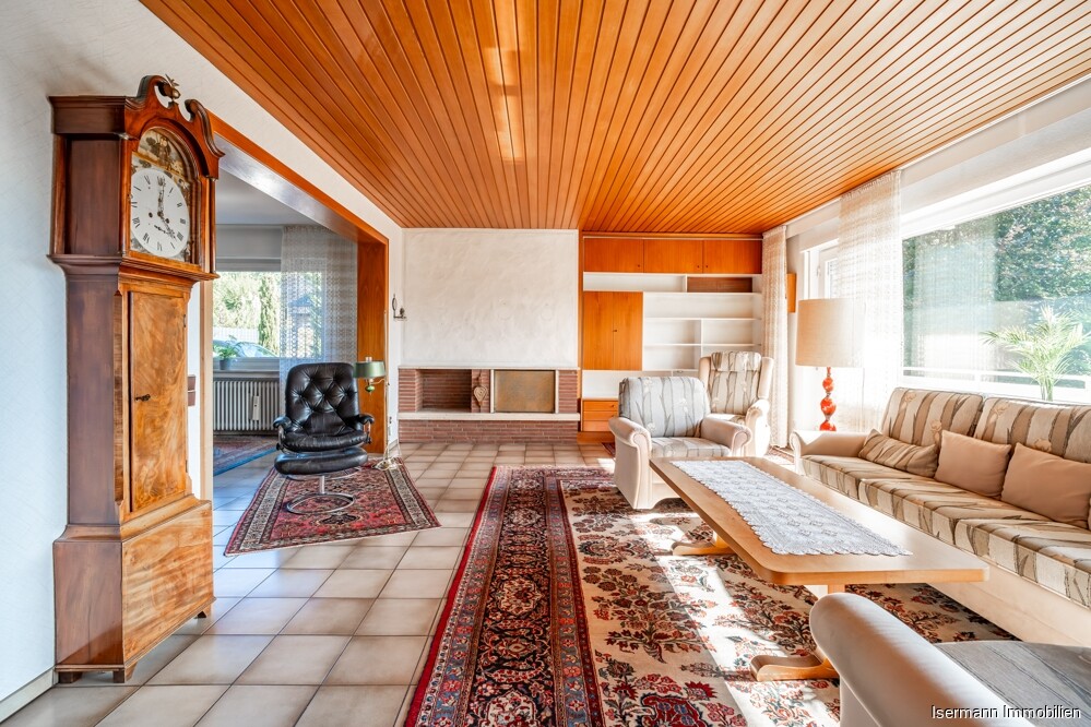 Ein offener Kamin sorgt an kühleren Tagen für wohlige Wärme.