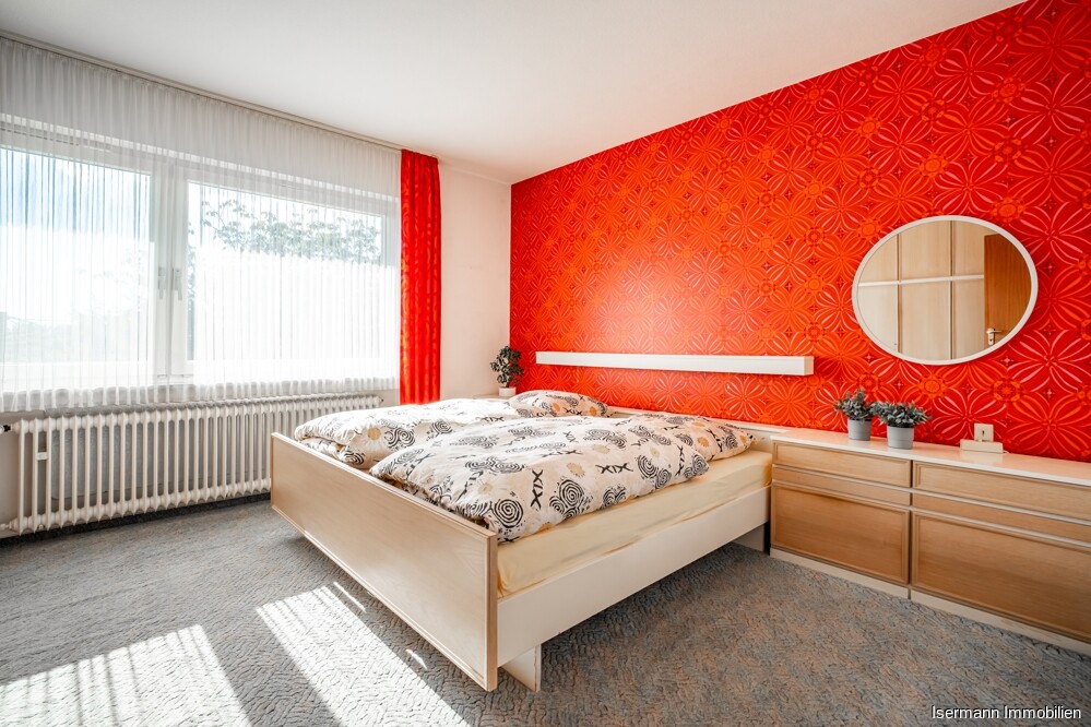 Das Elternschlafzimmer besitzt einen Einbauschrank.