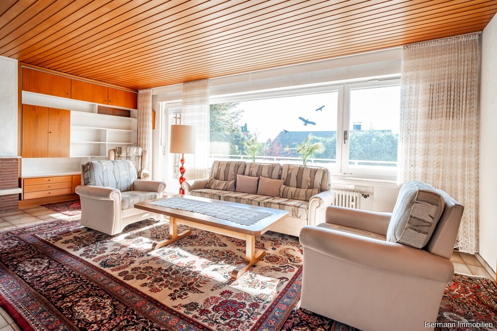 Das Wohnzimmer ist dank Panoramafenster bestens belichtet.