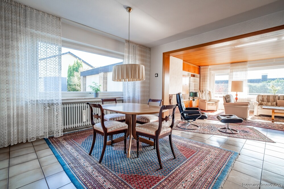 Das großzügige Esszimmer grenzt sowohl an das Wohnzimmer als auch an die Küche.