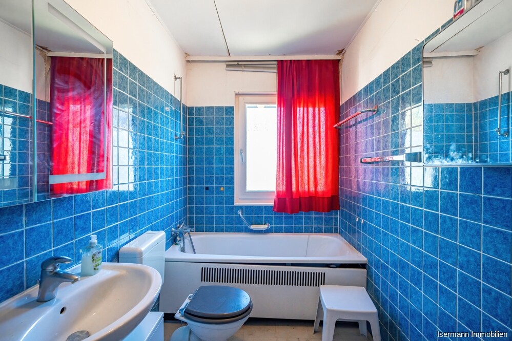 Das Wannenbad stammt aus dem Baujahr.