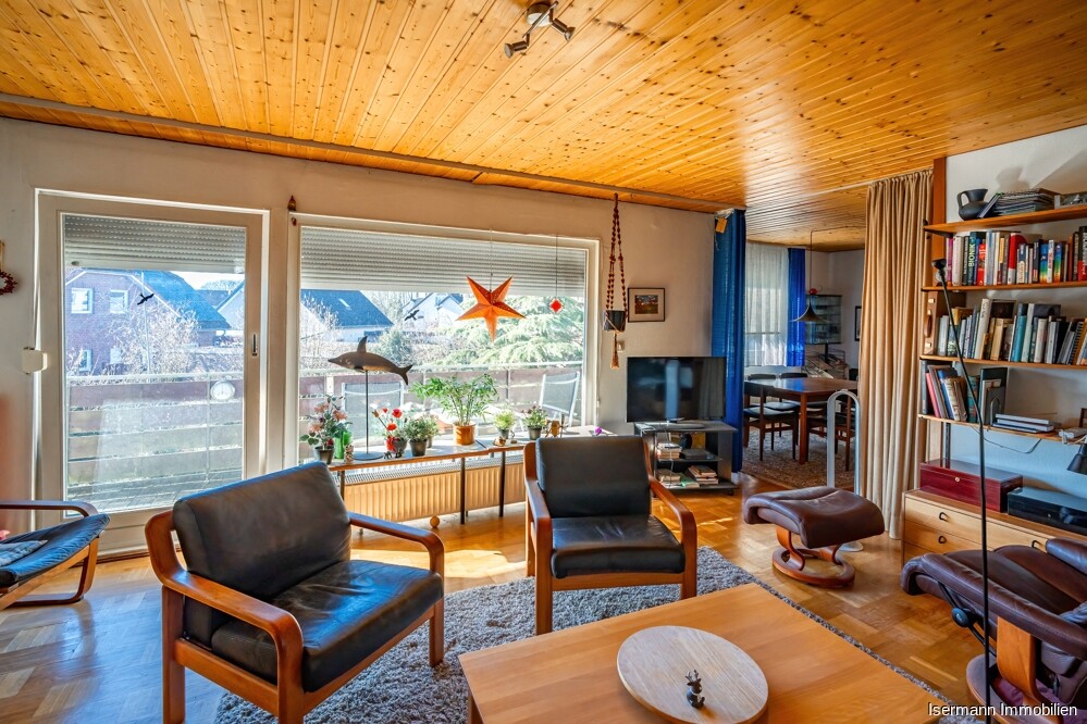 Das Wohnzimmer ist dank großer Fensterflächen hell und freundlich.