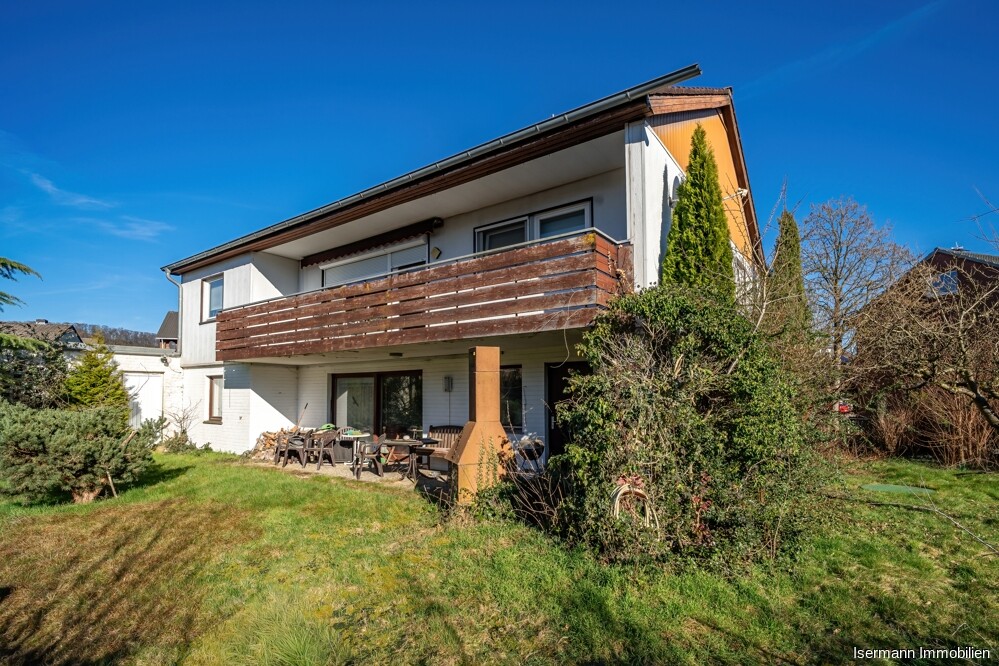 Der großzügige Garten bietet Platz zum Spielen und Entspannen.