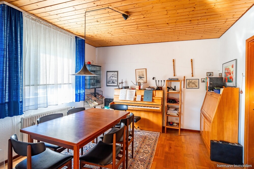 Das angrenzende Esszimmer ist ebenfalls mit Parkett ausgestattet.