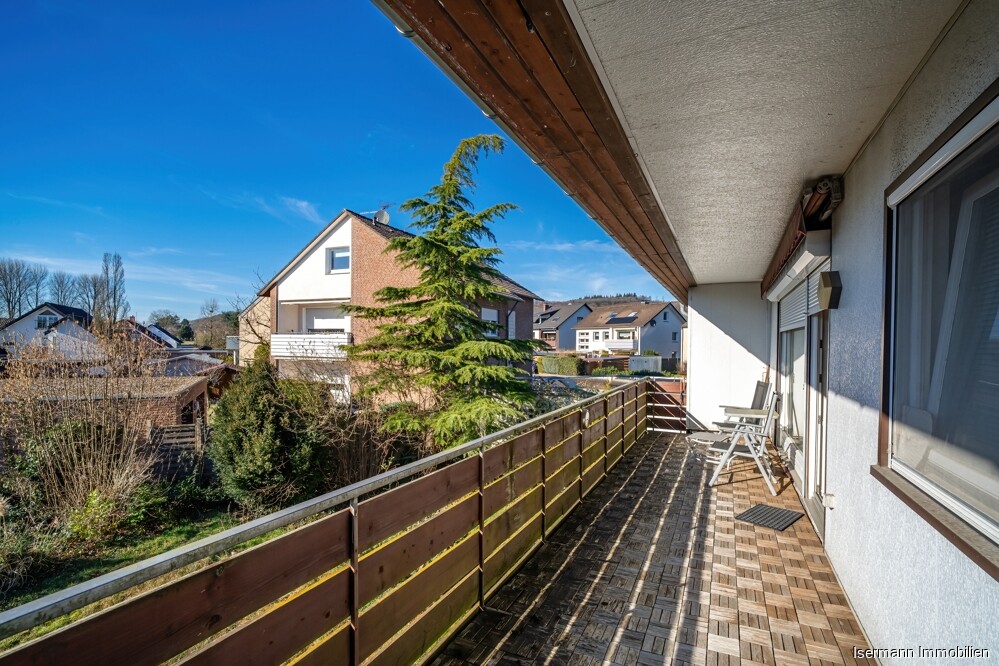 Die weitläufige Loggia ist über das Wohnzimmer begehbar.