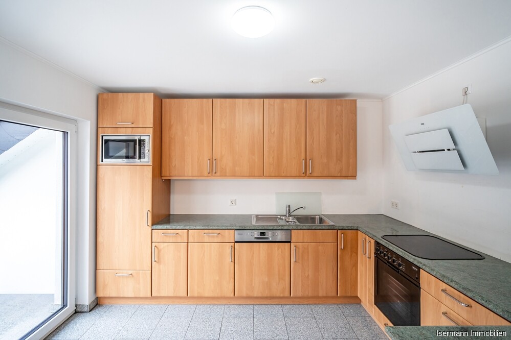 Die offene Küche ist mit dem Wohn-/Essbereich verbunden.