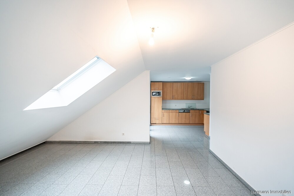 Der Raum wirkt durch die Dachschrägen sehr gemütlich. 