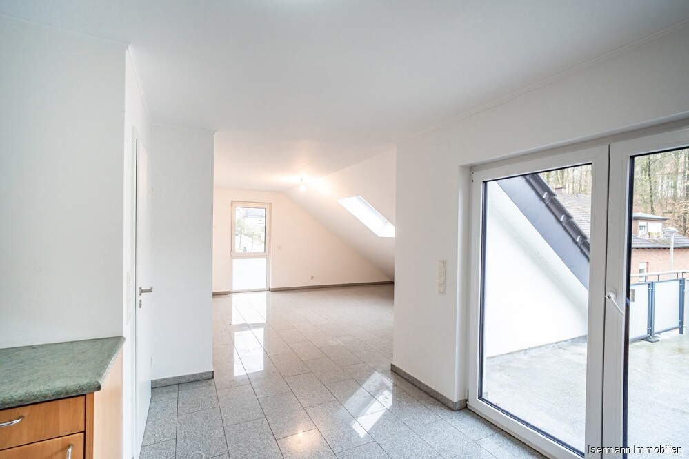 Von hier hat man Zutritt zum großzügigen Balkon.