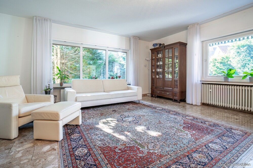 Der großzügige Wohn-/Essbereich bietet einen schönen Blick in den Garten. 