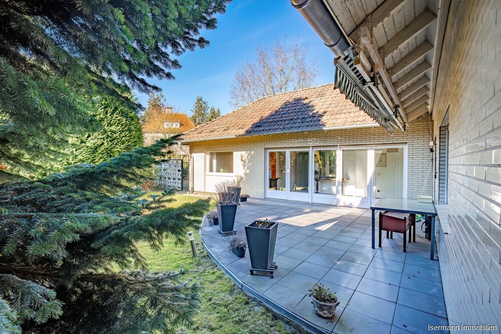 Die Terrasse ist nach Südwesten ausgerichtet und lädt zum Sonnenbaden ein.