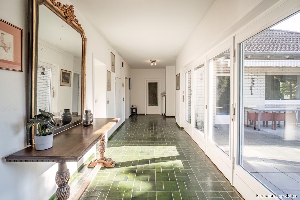 Bodentiefe Fensterelemente sorgen für viel Licht.