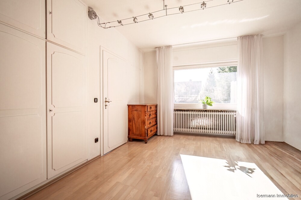 Das Schlafzimmer bietet sehr gute Stellmöglichkeiten für größere Möbel.