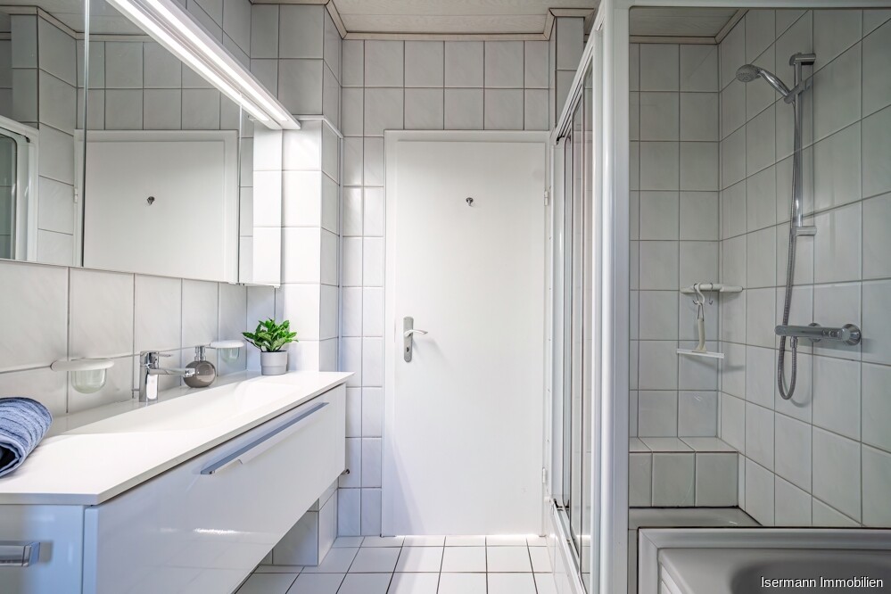 Der Raum ist mit einer Badewanne und  einer Dusche ausgestattet.