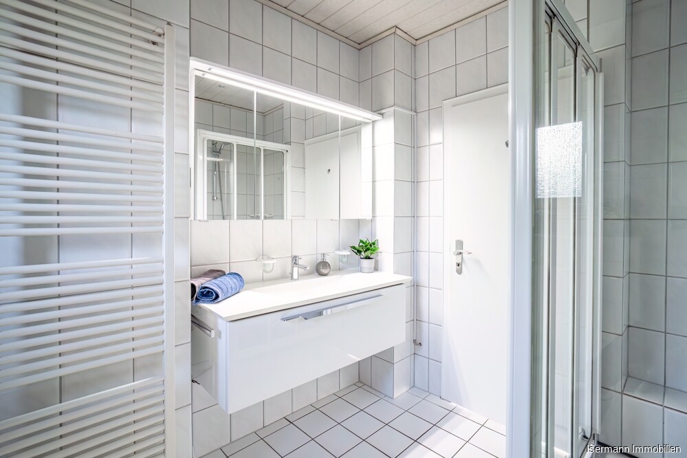 Das Tageslichtbad präsentiert sich in einem zeitlosen Design.