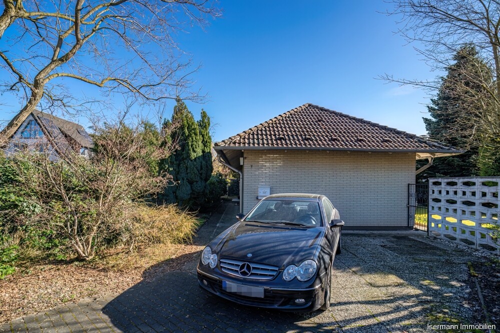 Auf dem Grundstück befinden sich zwei PKW-Stellplätze.