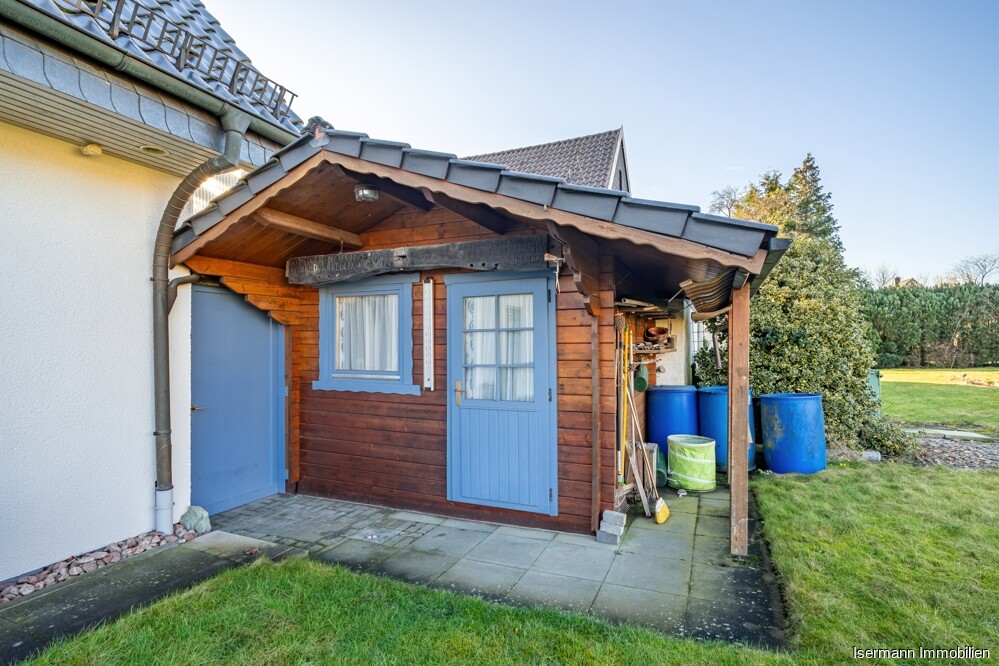 Für Gartenutensilien steht ein praktisches Gartenhaus zur Verfügung.