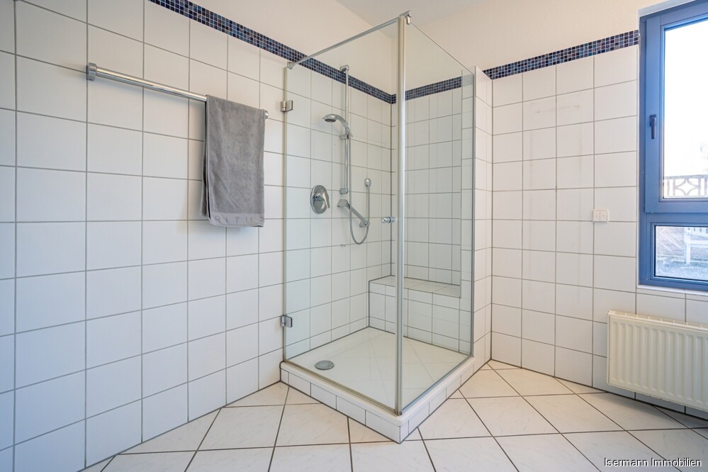 Eine Glasdusche sowie ein Bidet sind ebenfalls vorhanden.