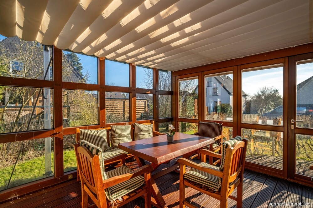 Der Wintergarten ist lichtdurchflutet und lässt sich bei Bedarf beschatten.