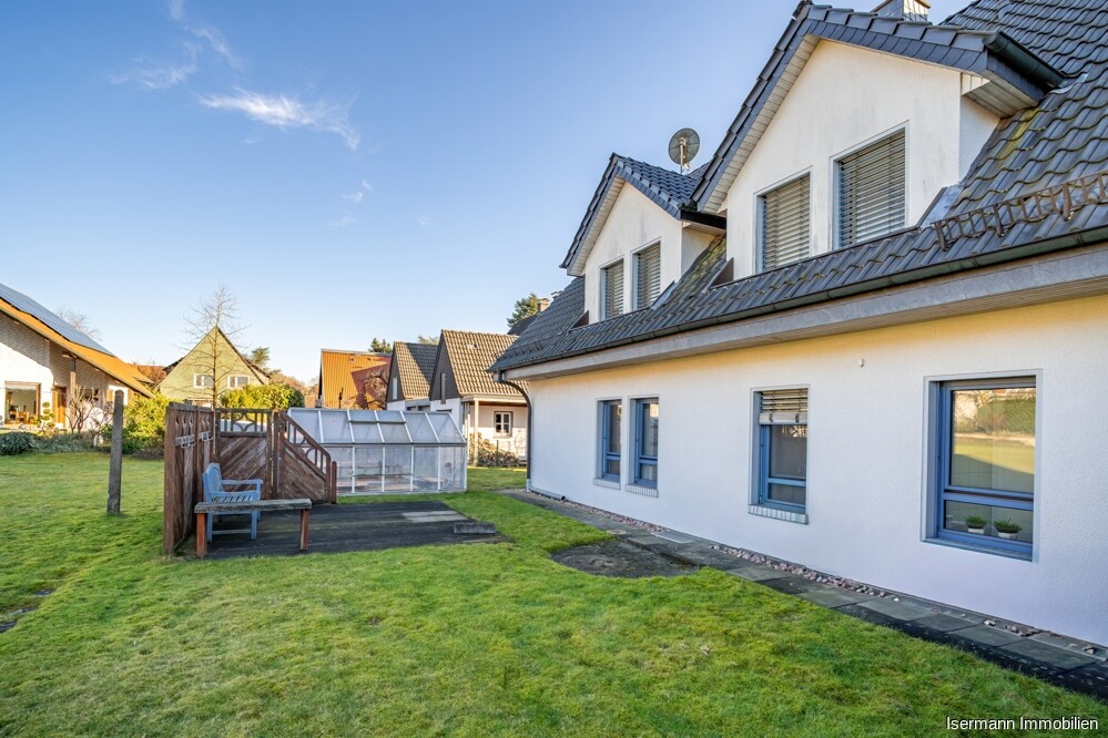 Im hinteren Gartenbereich befindet sich ein Gewächshaus für Selbstversorger.