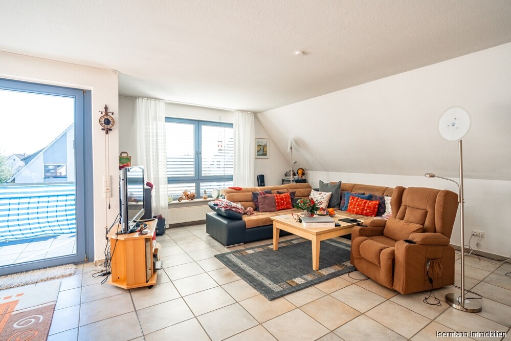 Das Wohn-/Esszimmer im Dachgeschoss ist sehr schön belichtet.