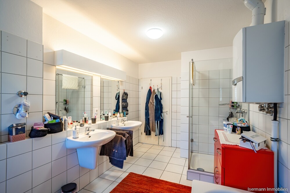 Der Heizkessel der Wohnung befindet sich ebenfalls im Bad.