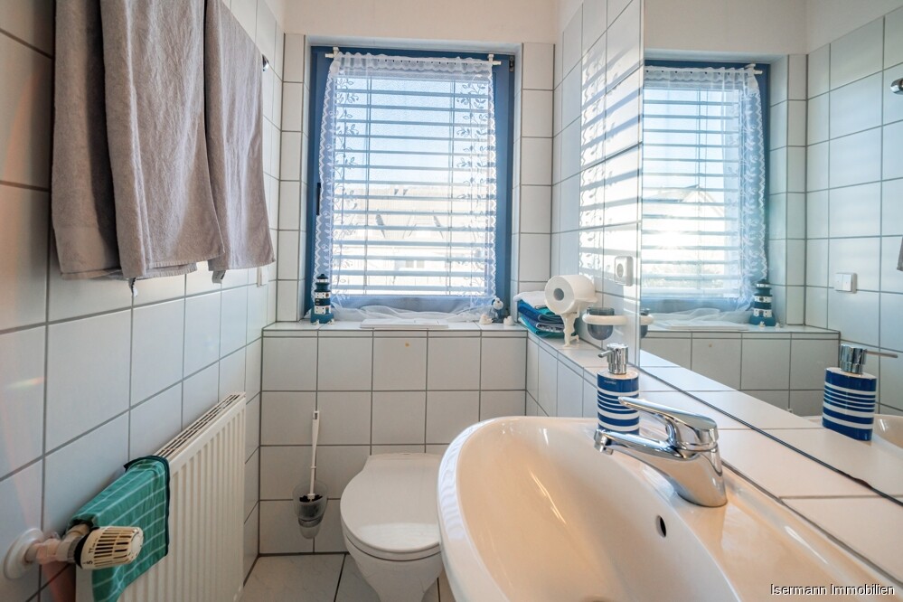 Das Gästezimmer verfügt zusätzlich über ein eigenes kleines Duschbad.