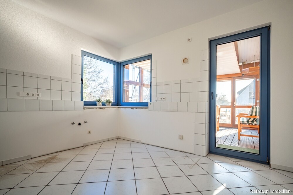 Die Küche bietet gute Stellmöglichkeiten und Zugang zum Wintergarten. 