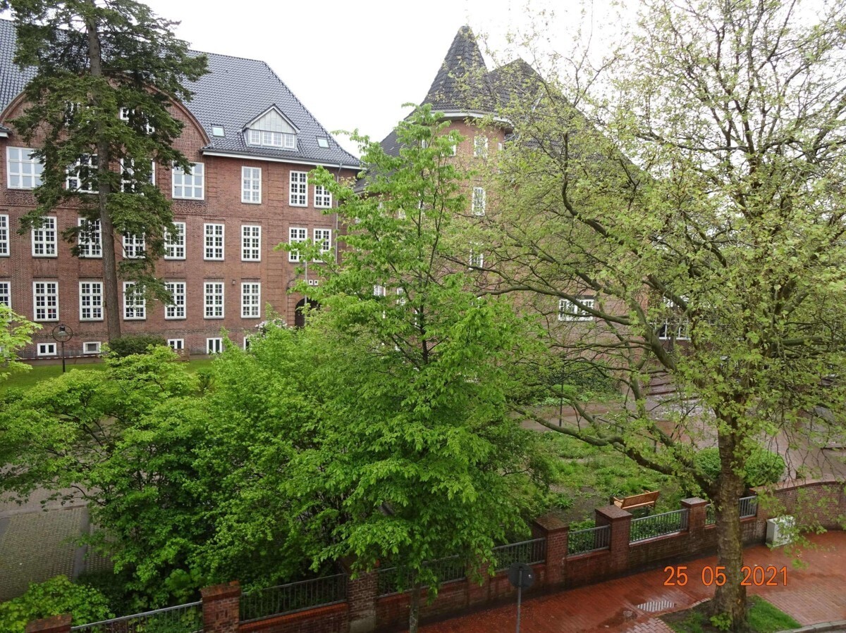 Schule gegenüber