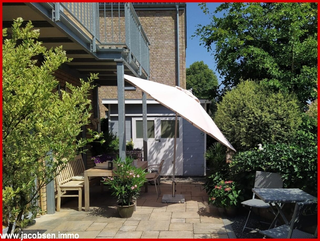 Blick auf die Terrasse mit Gartenhaus