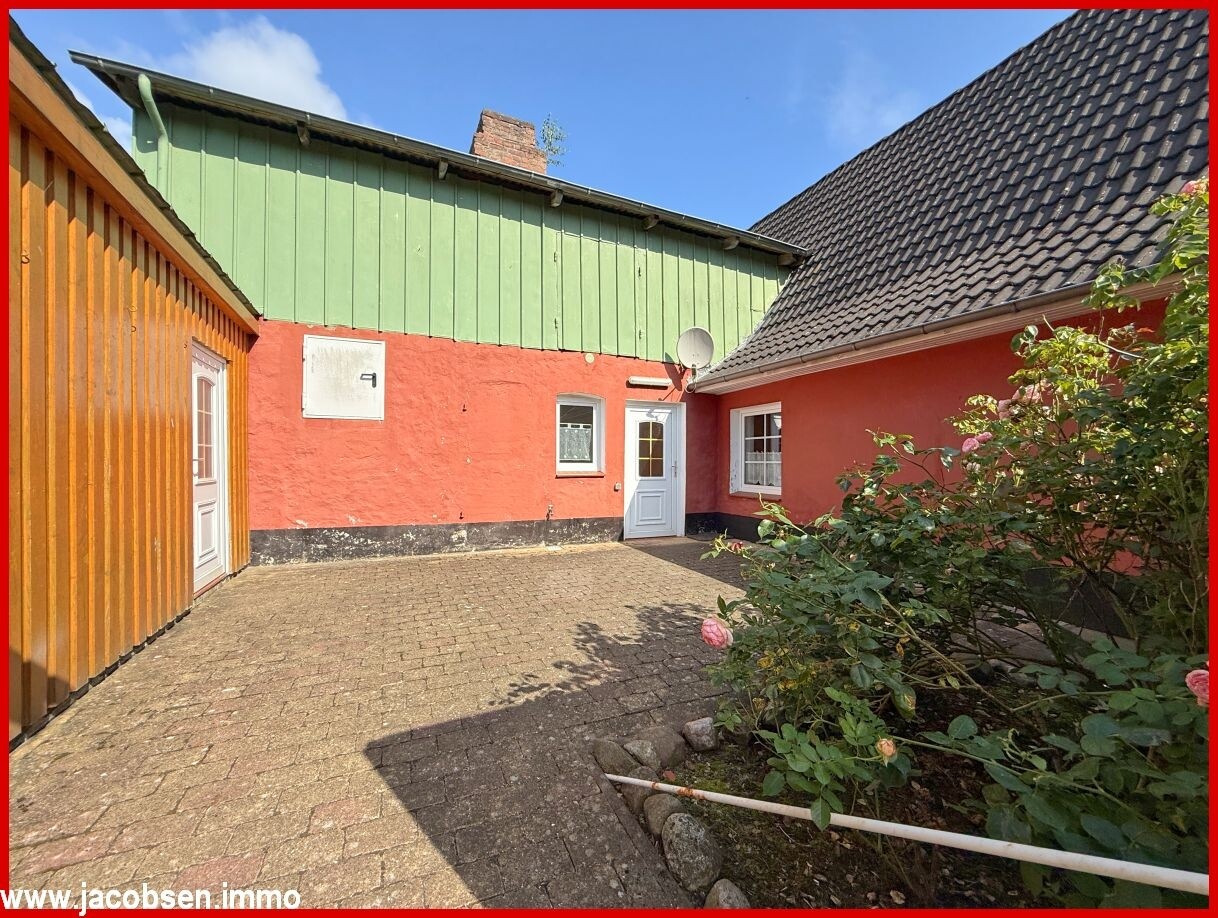 Innenhof mit Nebeneingang und Zugang zum Schuppen