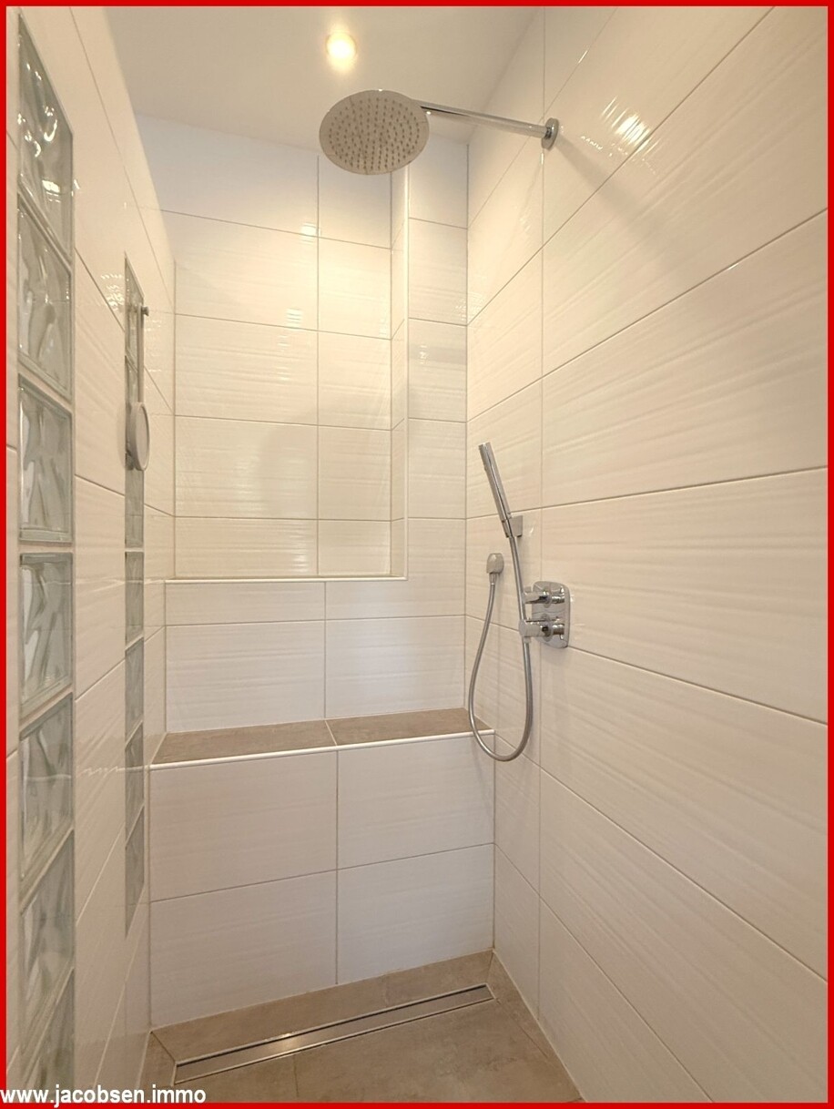 Badezimmer mit Wanne und Dusche im Erdgeschoss