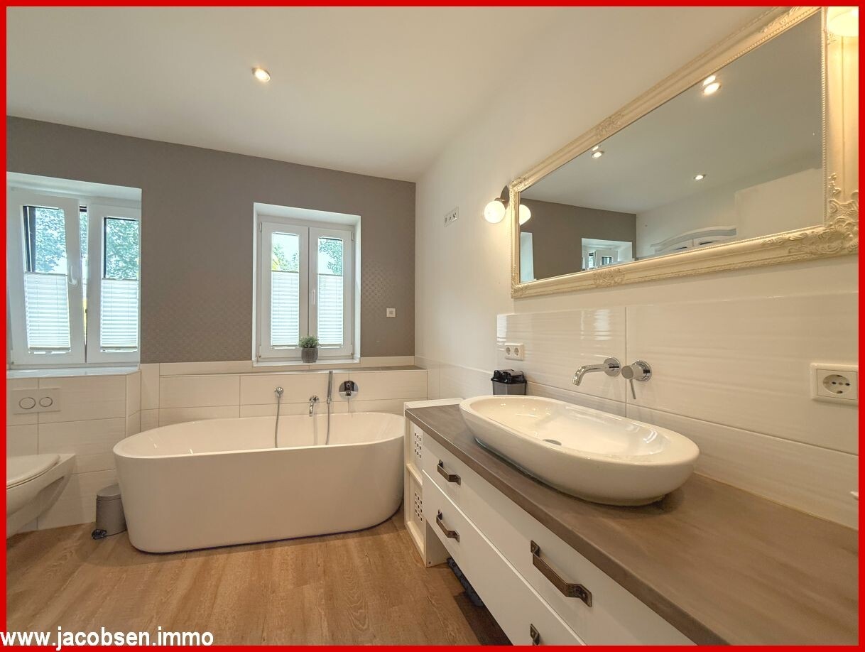 Badezimmer mit Wanne und Dusche im Erdgeschoss