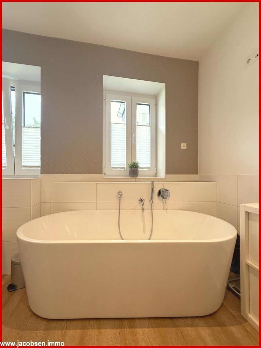 Badezimmer mit Wanne und Dusche im Erdgeschoss