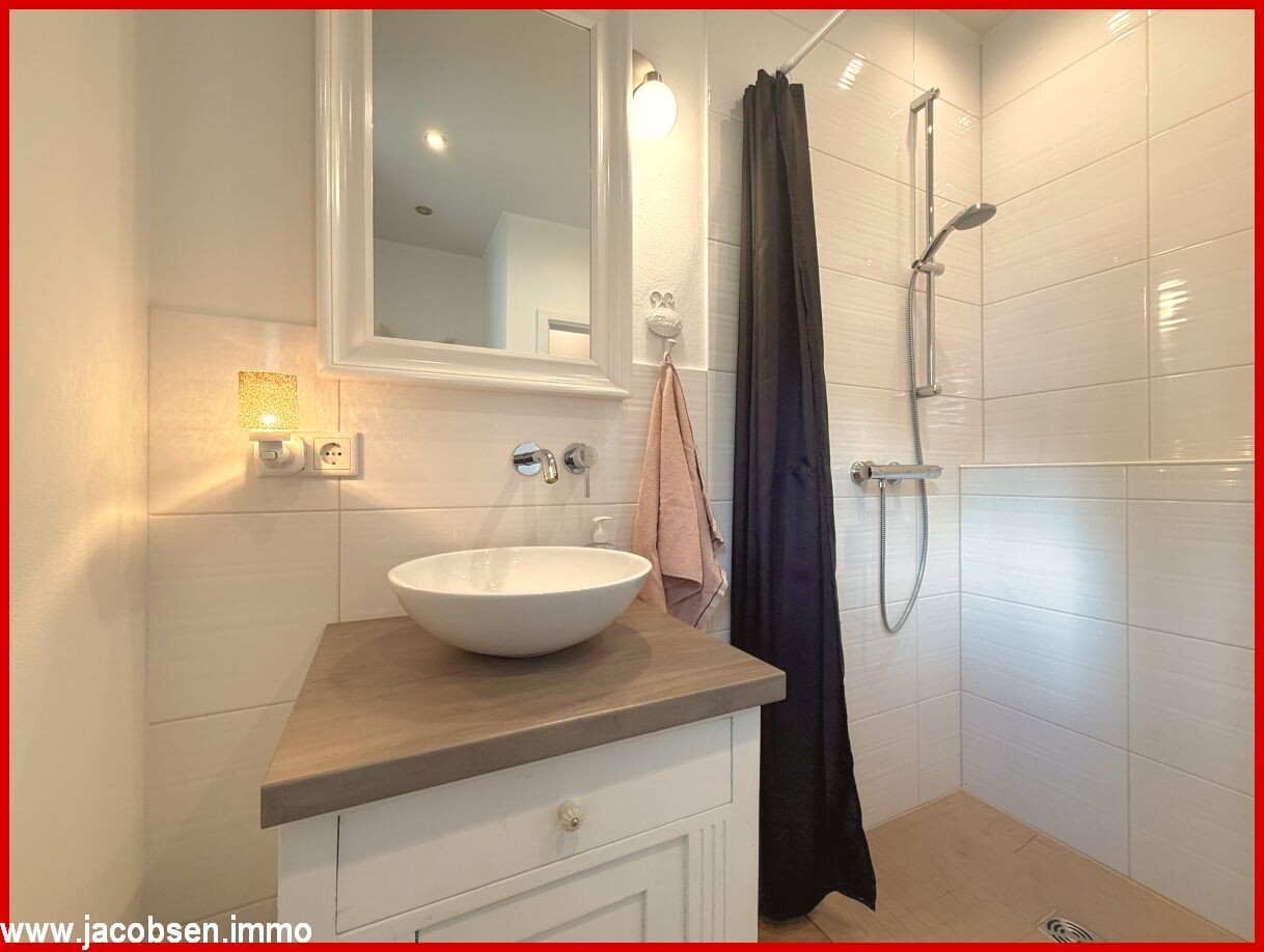 Gäste-WC mit Dusche im Erdgeschoss