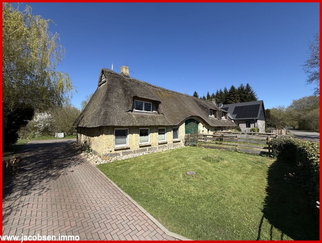 Reetdachhaus aus Südrichtung