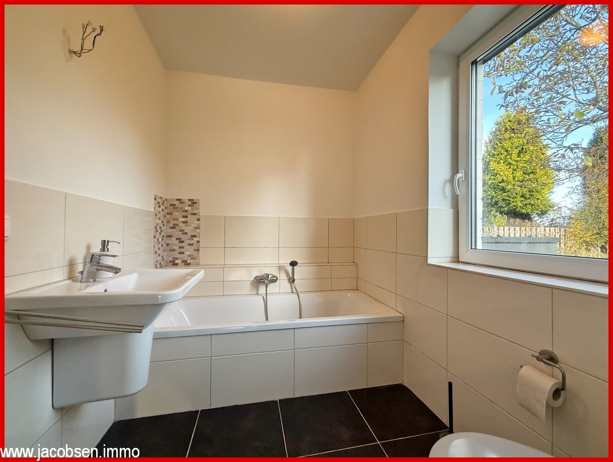 Badezimmer mit Wanne im Gartengeschoss