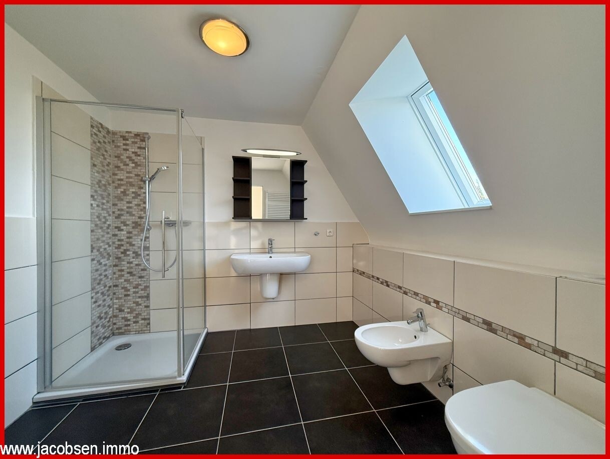 Badezimmer mit Dusche im Obergeschoss 1